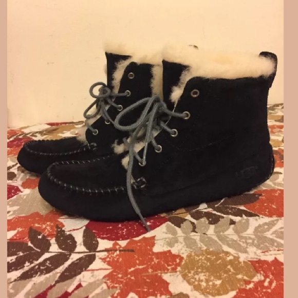 ugg chickaree black